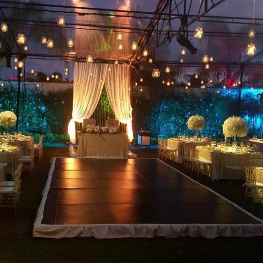 Pista de baile iluminada en evento nocturno elegante