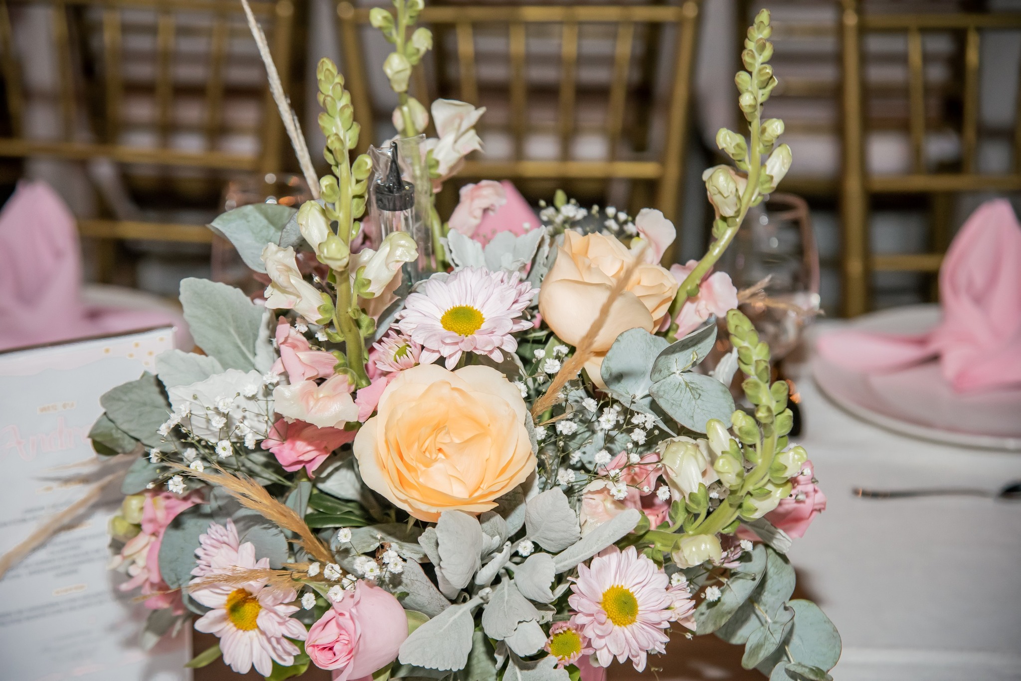 Centro de mesa floral en tonos durazno y rosa pastel