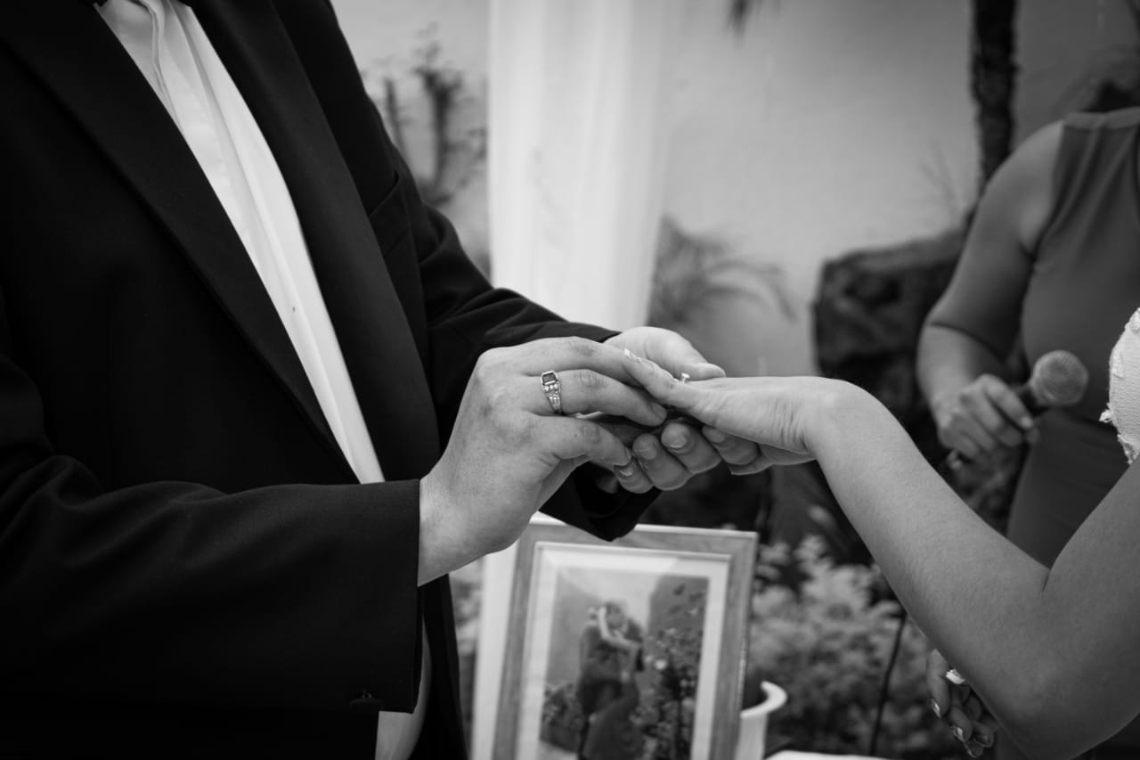 Intercambio de anillos durante ceremonia civil