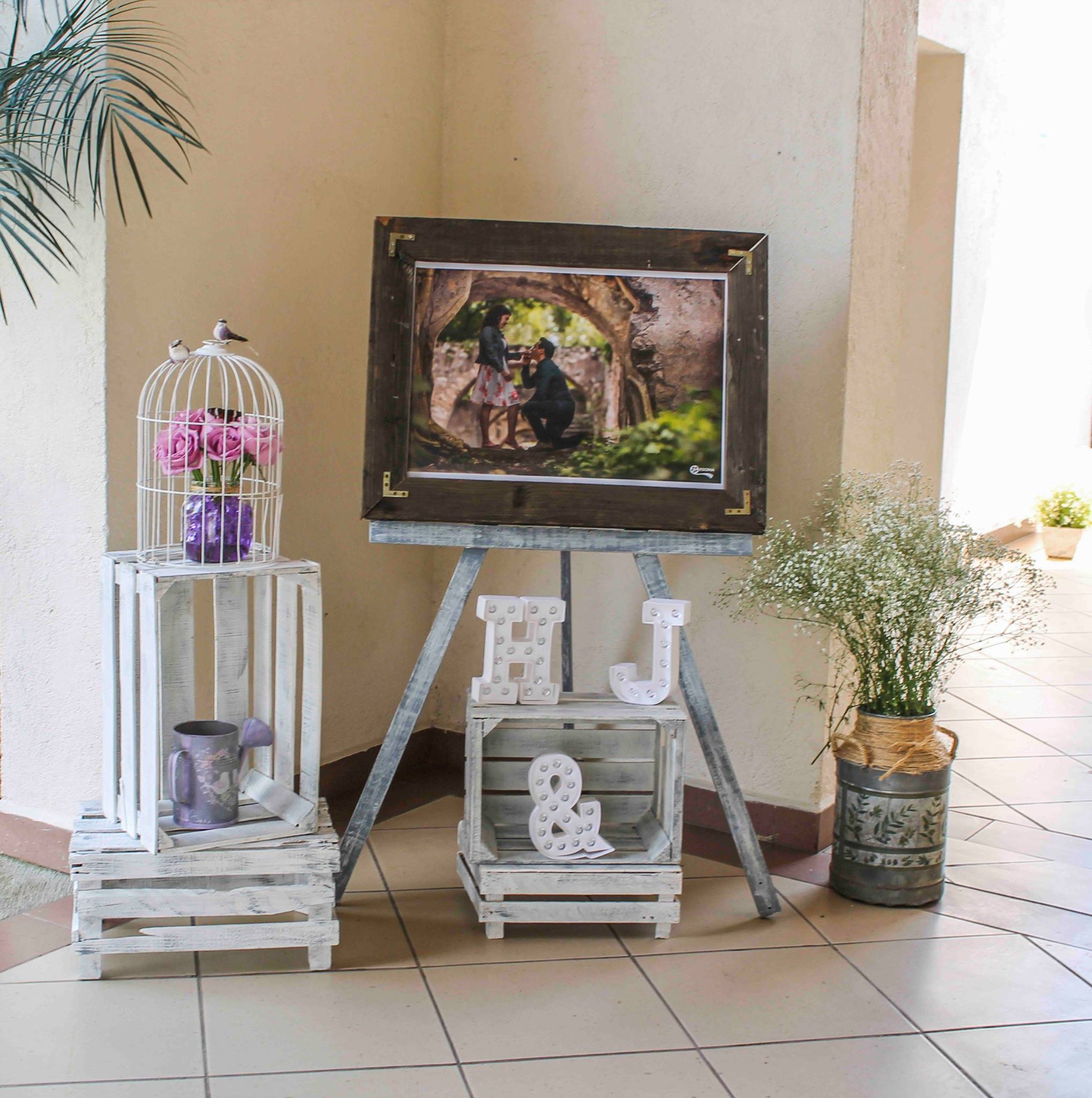 Centro de mesa rústico con flores y naturaleza